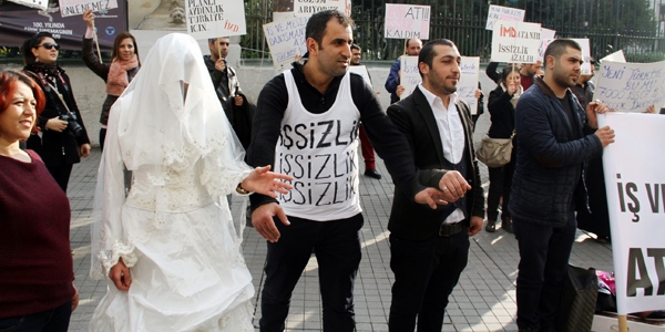 İşsiz iş ve meslek danışmanlarından gelinlikli eylem