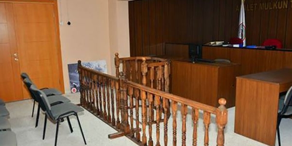 Hakim avukata kızdı sandalyeleri toplattı