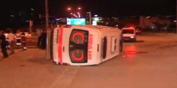 Ambulans devrildi: Acil tp teknisyeni ld