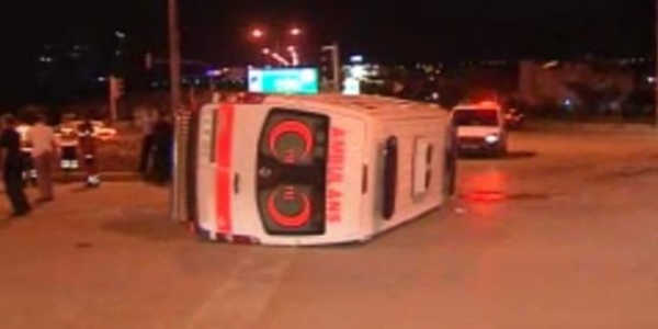 Ambulans devrildi: Acil tıp teknisyeni öldü