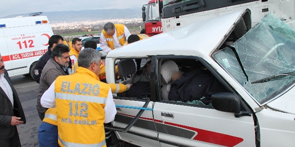TIR kamyoneti biçti: 4 ölü
