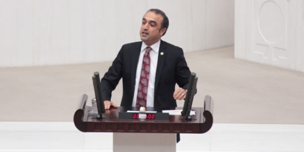 Meclis kürsüsüne tuzlukla çıktı