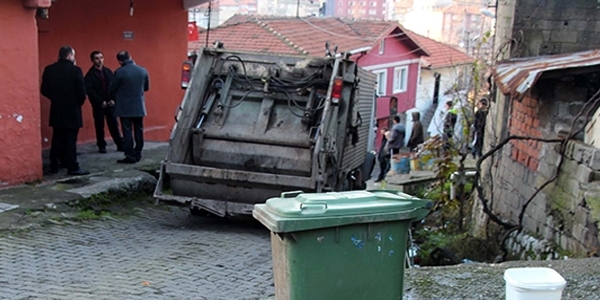 Çöp kamyonu altında kalan işci hayatını kaybetti