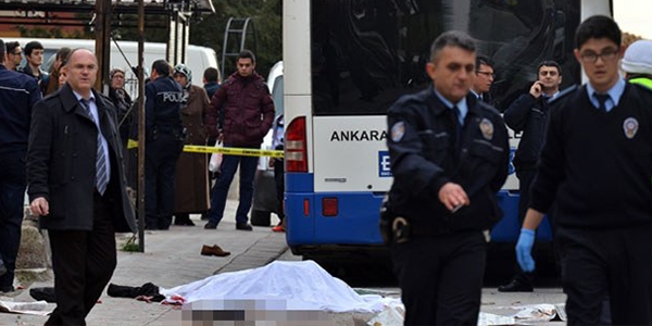 Belediye otobüsü okul önünde 2 kişiyi ezdi: 1 ölü