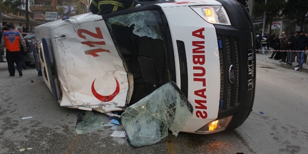 Ambulans takla attı: 3 yaralı