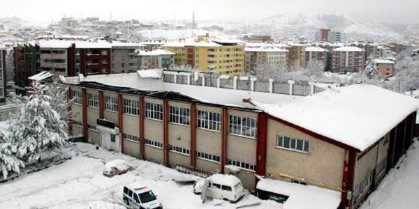 Kar, spor salonunun çatısını çökertti