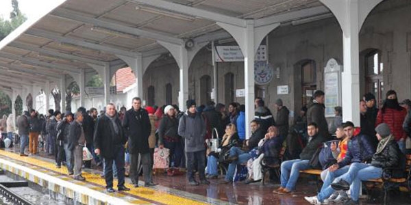Tren yolcuları da mahsur kaldı
