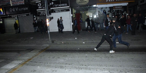 Diyarbakır'da polise ses bombalı saldırı