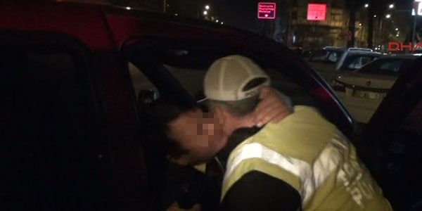 Alkollü yakalanan muhtar, polisi öperek cezaya direndi