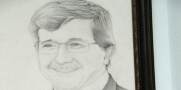 Olmayan elleriyle Davutoğlu'nun portresini çizdi