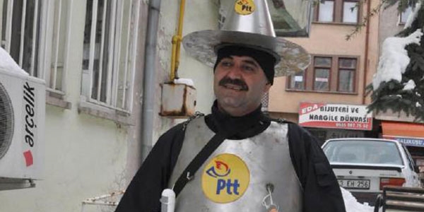 Postacı Nevzat zırhlı kıyafetiyle mektup dağıttı! / Video