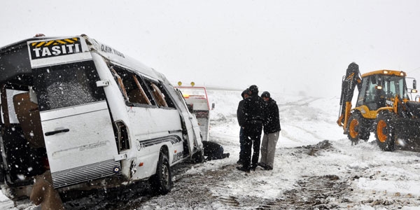 Öğretmen servisi devrildi: 12 yaralı