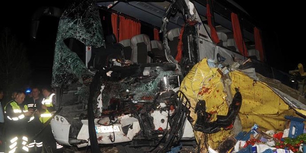 İki trafik kazası: 1 ölü 24 yaralı