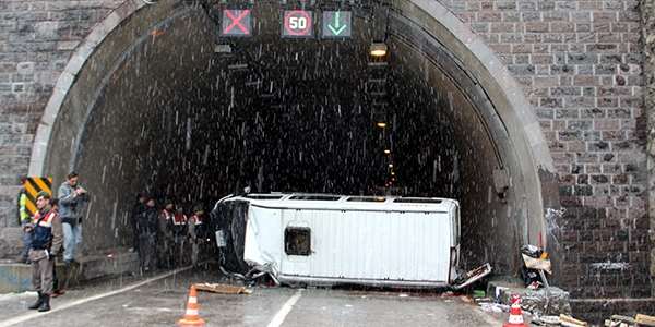 Öğrenci servisi devrildi: 1 ölü, 18 yaralı