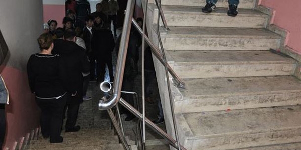 Okul merdiven korkuluğu kırıldı: 10 öğrenci yaralı