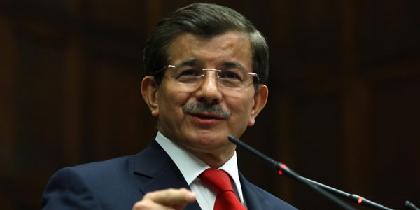 Davutoğlu'ndan Fransızca tweet