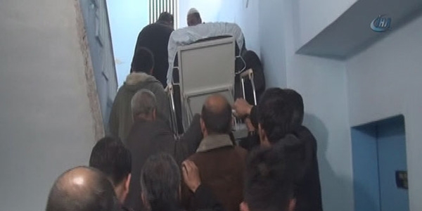 Asansör bozuk olunca ameliyata sedye ile çıkarıldı