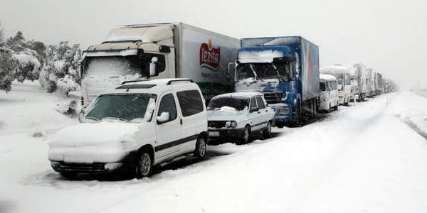 Kar yağışı nedeniyle ulaşıma kapalı olan yollar