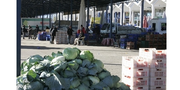 Soğuk ve fırtına Antalya halinide vurdu!