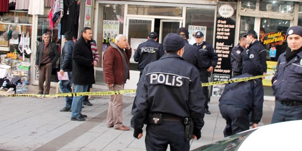 Emekli polis, baba ile oğlunu yaraladı