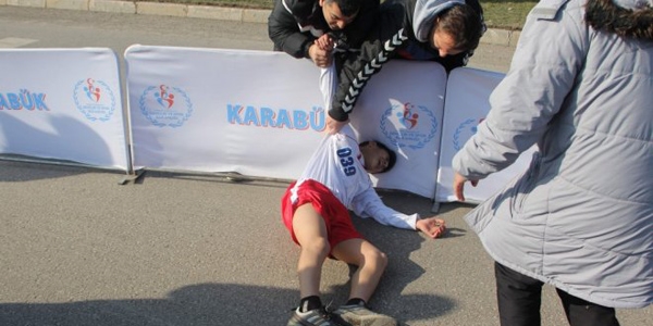 Koşu temposuna dayanamayan öğrenciler fenalık geçirdi