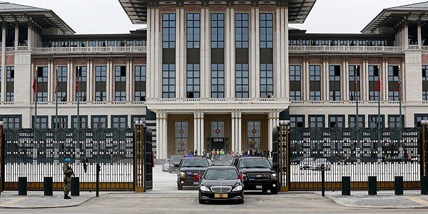 Kabine Saray'da toplanıyor