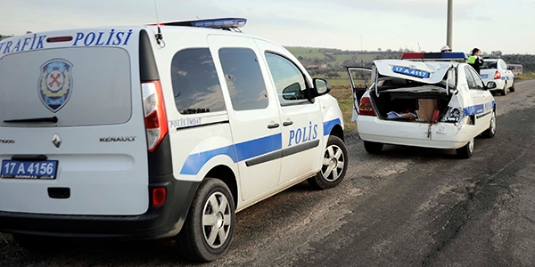 Kazaya giden ambulans polis otosuna çarptı