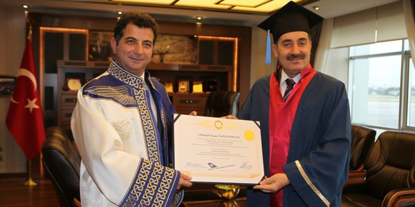 Bakan yardımcısı'nın diploma sevinci