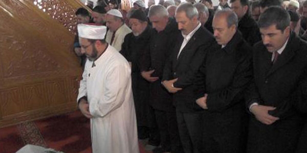 Zafer Çağlayan annesinin cenaze töreninde