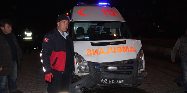 Ambulans kaza yaptı: 3 yaralı