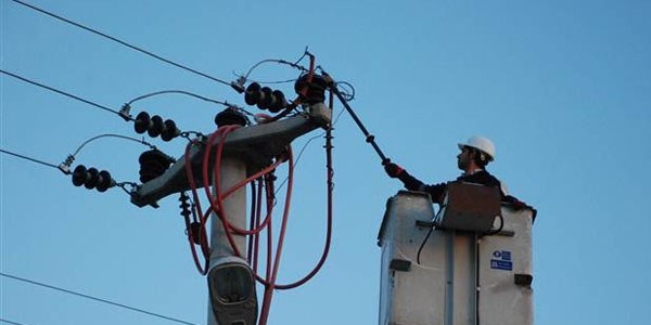 Elektrik kesilince belediyeler DEDAŞ binalarını mühürledi