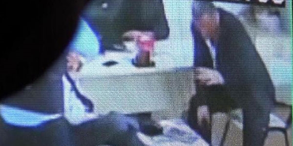 Polis yanlışlıkla kendini vurdu