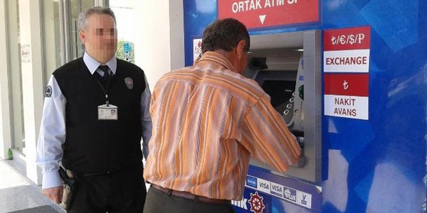Emekliyi dolandırılmaktan banka görevlisi kurtardı