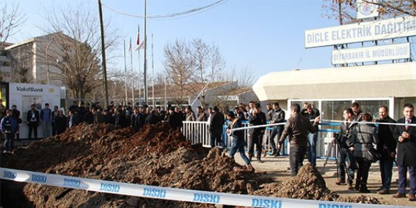Belediye DEDAŞ'ın önüne hendek kazdı