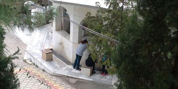3 kız çocuğu cami hoparlöründen şarkı söyledi