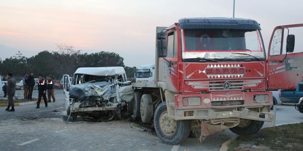 15 yaşındaki çocuk kaza yaptı: 6 yaralı