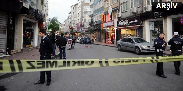 Kavgayı ayırmaya çalışan polis memuru bıçaklandı
