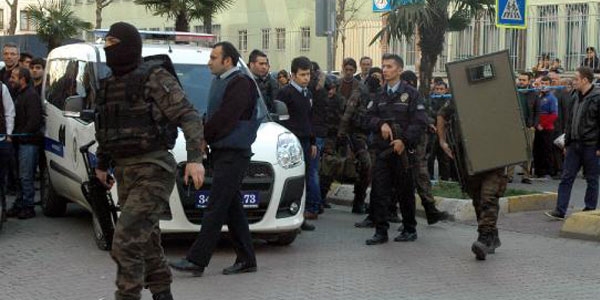 Bahelievlerde atma: 1 polis yaral