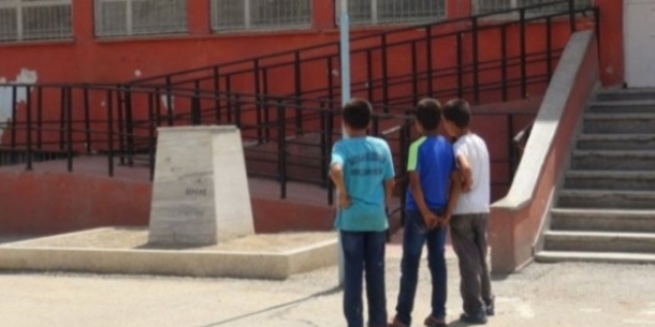 Okulun bahçesinden Atatürk büstünü çaldılar