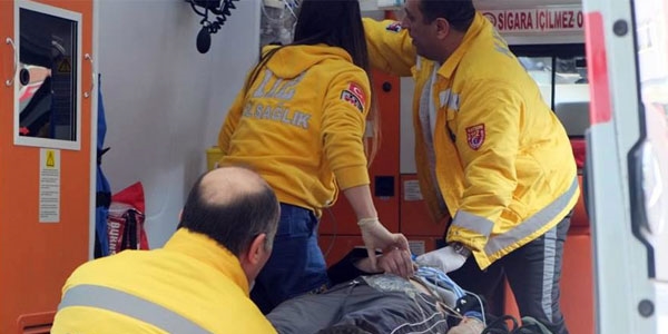 Kızına otomobil sürmeyi öğreten anne otomobilin altında kaldı