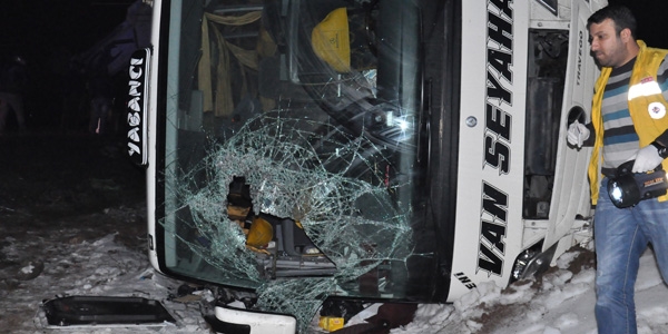 Yolcu otobüsü ile kamyon çarpıştı: 48 yaralı