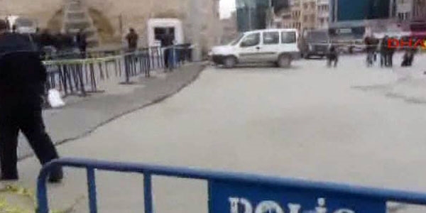 Taksim'de polis noktasna ate ald!