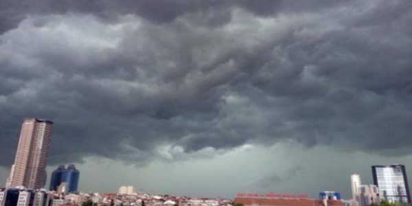 Kocaeli Adliyesi'nin çatısı uçtu