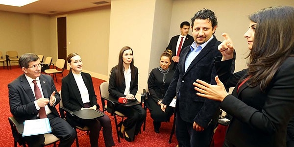Başbakan Davutoğlu, işaret dili dersinde
