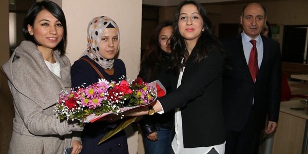 Hakkari'ye atanan öğretmenlere çiçekli karşılama