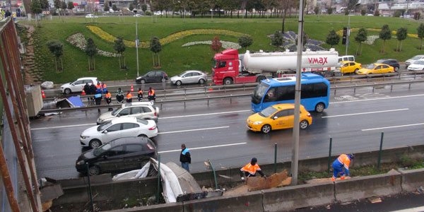 Reklam panoları otomobillerin üzerine uçtu