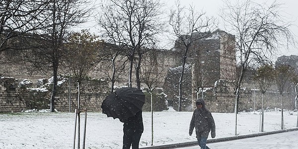 İstanbul'daki fırtınada 9 binanın çatısı uçtu
