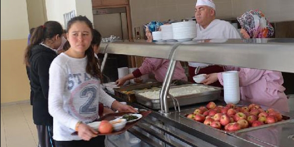 Öğrenciler kar yüzünden okul binasında kaldılar