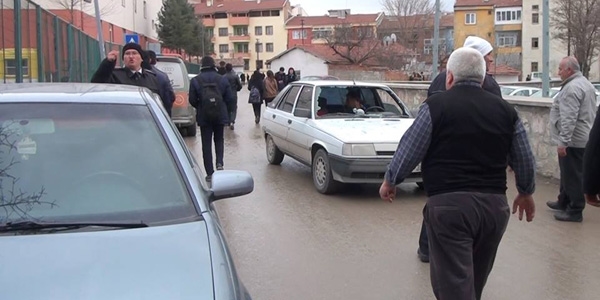 Okul çıkışı öğrencilere otomobil çarptı: 4 yaralı