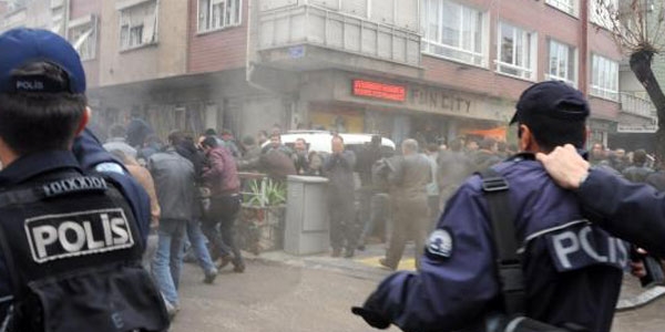 Biber gazı sıkmayan polise amirinden tepki